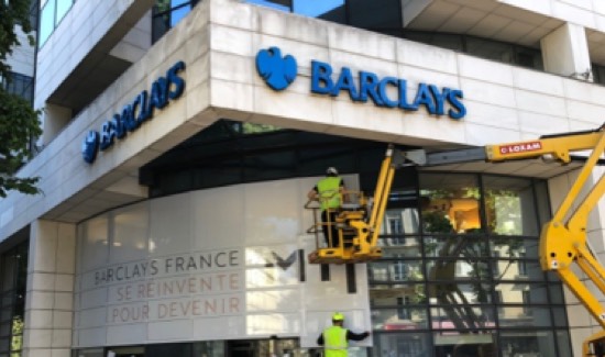 Devanture de la banque Barclays